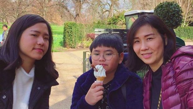 Veronica Tan bersama kedua anaknya