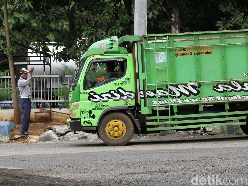 Truk Obesitas yang Hendak Masuk Cipularang Langsung Ditilang Truk Obesitas yang Hendak Masuk Cipularang Langsung Ditilang