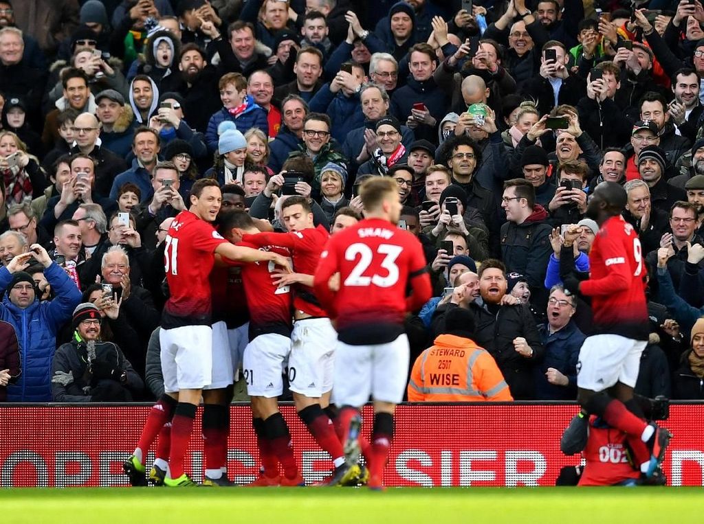 Red Hot Manchester United Menembus Empat Besar Red Hot Manchester United Menembus Empat Besar