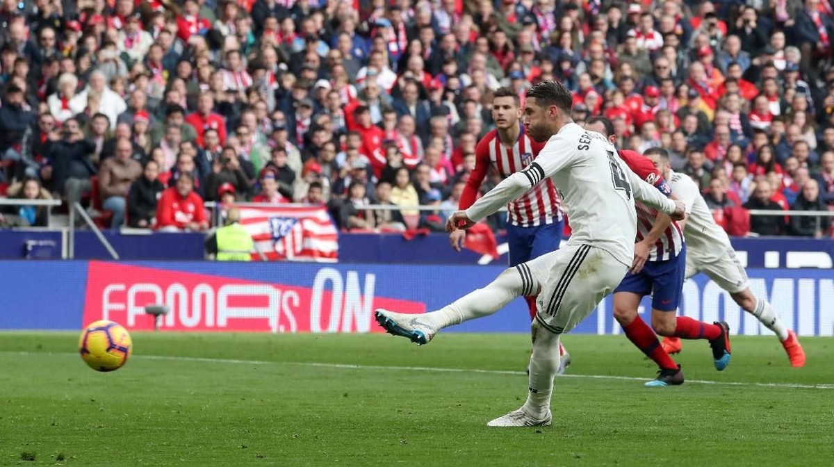 Sergio Ramos mencetak satu gol lewat eksekusi penalti di laga melawan Atletico (Foto: Susana Vera/Reuters)