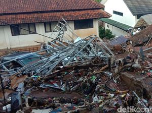 Dampak Tanggul Jebol di Pasirjati: Rumah Rata, Jalanan Berlumpur