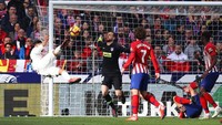 Madrid unggul lebih dulu lewat tendangan salto Casemiro pada menit ke-16. Foto: Gonzalo Arroyo Moreno/Getty Images