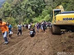 Longsor di Kaki Gunung Rinjani, Jalan Antar-kecamatan Lumpuh 5 Jam Lebih