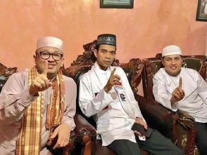 Ramai Foto Ustaz Somad Salam 1 Jari, Begini Klarifikasinya Ramai Foto Ustaz Somad Salam 1 Jari, Begini Klarifikasinya