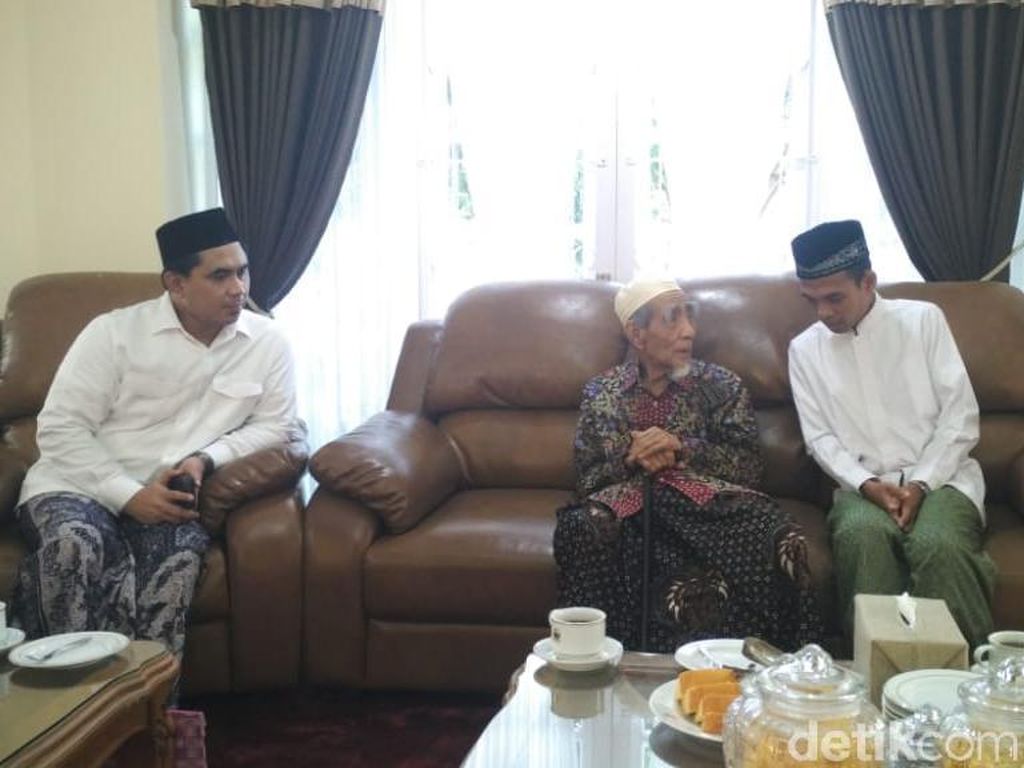 UAS Sowan Mbah Moen, Keluarga: Orang Bisa Berubah UAS Sowan Mbah Moen, Keluarga: Orang Bisa Berubah