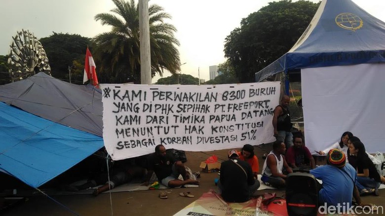 Dirumahkan, Eks Pekerja PT Freeport 6 Hari Nginap di Depan Istana Dirumahkan, Eks Pekerja PT Freeport 6 Hari Nginap di Depan Istana
