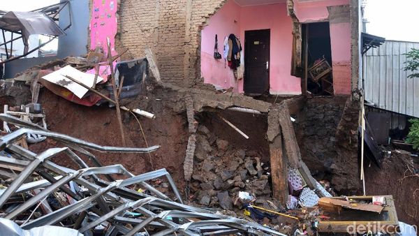 Begini Dahsyatnya Terjangan Air dari Tanggul Pasirjati yang Jebol