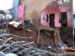 Begini Dahsyatnya Terjangan Air dari Tanggul Pasirjati yang Jebol