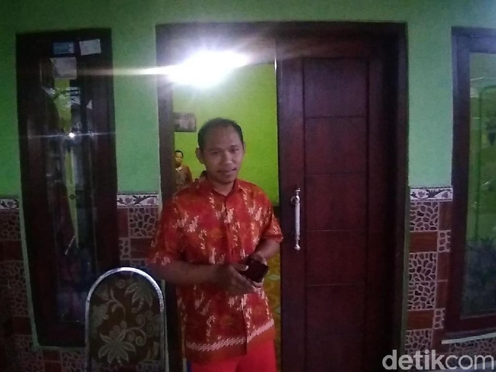 Guru yang Ditantang Siswanya Dikenal Sebagai Takmir Merangkap Muazin Guru yang Ditantang Siswanya Dikenal Sebagai Takmir Merangkap Muazin