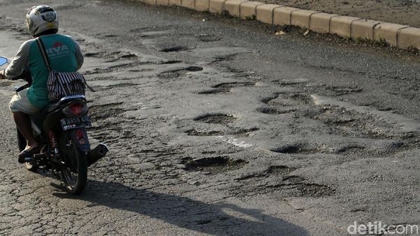 Jalan Berlubang di Pantura Masih Hantui Pengendara