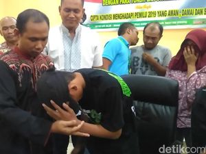 Saat Siswa yang Tantang Gurunya Bersujud Cium Kaki Minta Maaf Saat Siswa yang Tantang Gurunya Bersujud Cium Kaki Minta Maaf