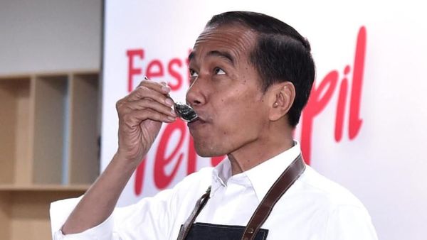 Gaya Jokowi Belajar Jadi Barista
