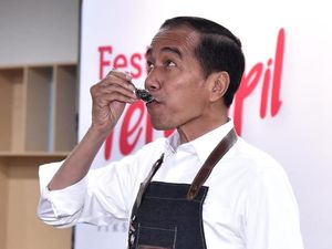 Gaya Jokowi Belajar Jadi Barista