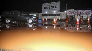 Rest Area KM 379A Tol Trans Jawa Becek dan Gelap