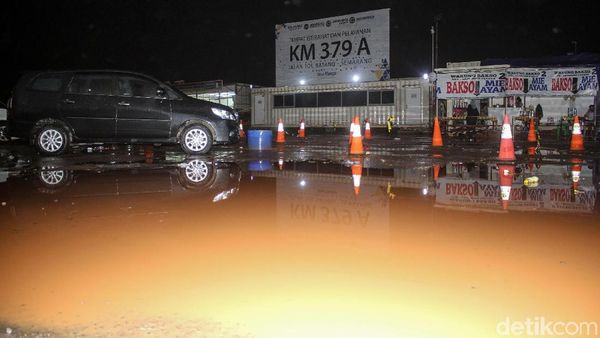 Rest Area KM 379A Tol Trans Jawa Becek dan Gelap