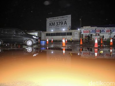 Rest Area KM 379A Tol Trans Jawa Becek dan Gelap