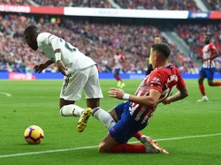 Pada menit ke-42, Madrid mendapat penalti. Wasit menunjuk titik putih setelah menilai Jose Gimenez menjatuhkan Vinicius Junior. Foto: Denis Doyle/Getty Images