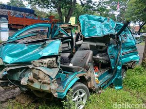 Truk Tabrak Mobil di Hutan Baluran, 2 Tewas 9 Luka