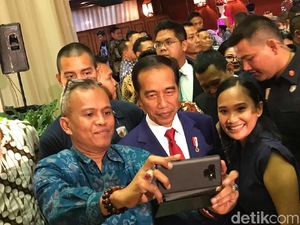 Datangi Pernikahan Adik Karding, Jokowi Jadi Rebutan Selfie