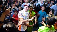 Seru! Marquez Menari dan Main Angklung di Saung Mang Udjo