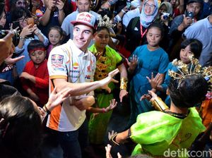 Seru! Marquez Menari dan Main Angklung di Saung Mang Udjo Seru! Marquez Menari dan Main Angklung di Saung Mang Udjo