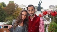 Begitu juga dengan Medhi Benatia yang membela Bayern pada 2014-2016. Ia tak memegang gelas bir seperti halnya Ribery dalam sesi pemotretan bersama Paulaner. Ia Foto: Dok. Facebook FC Bayern Muenchen WAGS