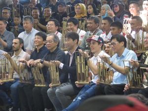 Senangnya Marc Marquez Main Angklung di Bandung