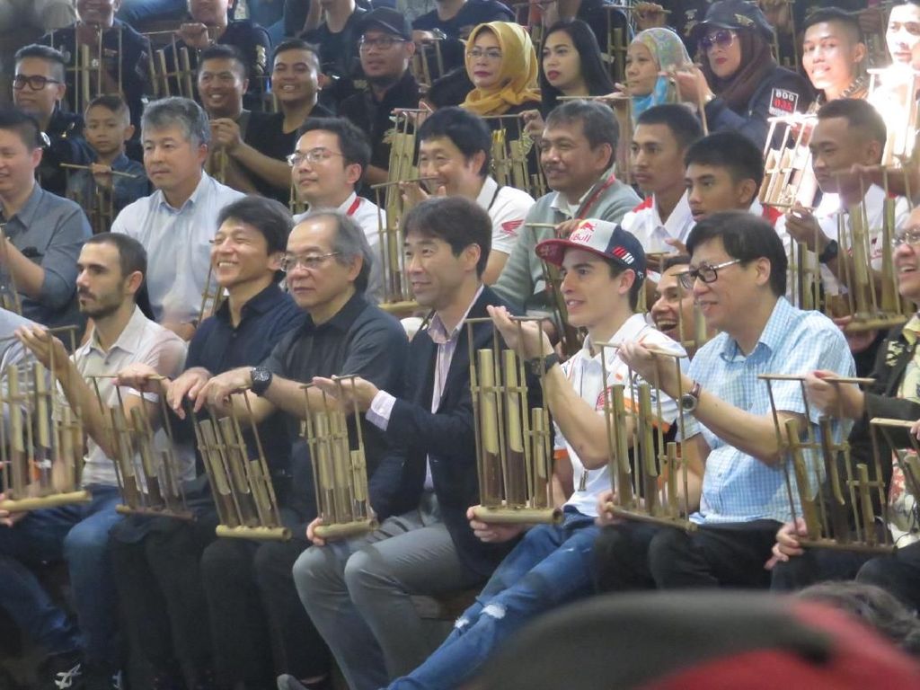 Senangnya Marc Marquez Main Angklung di Bandung Senangnya Marc Marquez Main Angklung di Bandung