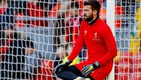Alisson Becker sedang melakukan pemanasa. Kiper Brasil itu tentu harus memperbaiki penampilannya yang menurun sejak 2019 karena sudah kebobolan tujuh gol dari lima laga terakhirnya di Premier League. (Phil Noble/Reuters)