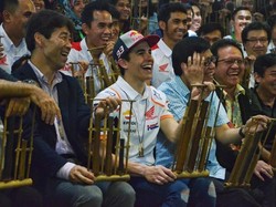 Pecah! Marquez Bergoyang, Menyanyi, dan Main Angklung di Bandung
