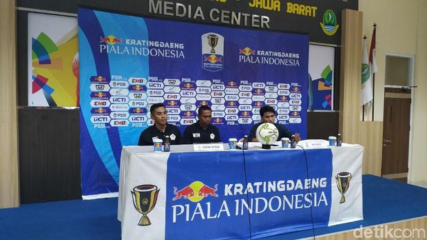 Pelatih Persiwa Wamena Winaryo (tengah)