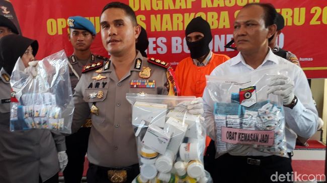 Pernah Kerja di Toko Obat, Pria Ini Racik 'Pil Dengkul' Tanpa Izin Pernah Kerja di Toko Obat, Pria Ini Racik 'Pil Dengkul' Tanpa Izin