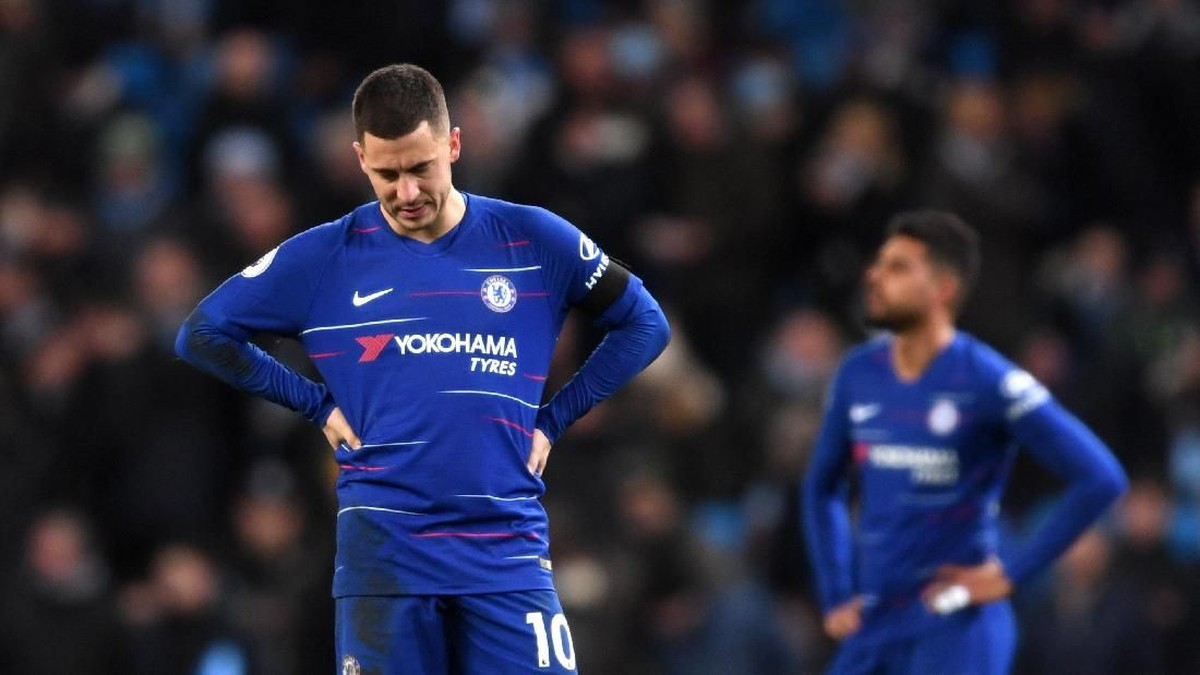 Eden Hazard tertunduk lesu usai Chelsea dihajar Manchester City (Laurence Griffiths/Getty Images)