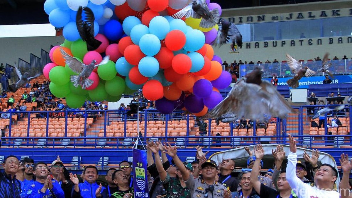 Persib Bandung melepas balon udara. (Wisma Putra/detikSport)