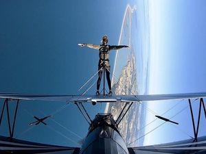 Ultah ke-50, Pramugari Ini Jalan di Atas Sayap Pesawat Terbang