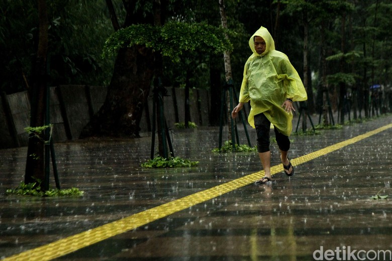 Hujan Disertai Angin Kencang Diprediksi Terjadi di Jakarta Hari Ini