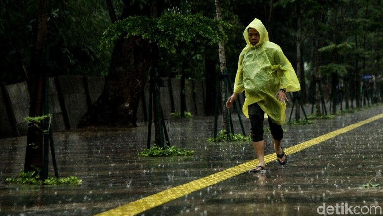 BMKG Prediksi Hujan Lebat dan Gelombang Tinggi selama 11-17 November