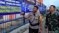Pasukan pengamanan yang terdiri dari TNI-Polri nampak sudah berjaga-jaga mengamankan pertandingan.