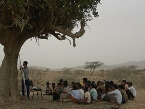 Potret Sekolah Beratap Langit Beralas Tanah di Yaman
