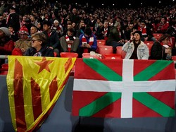 Para suporter Athletic Bilbao dan Barcelona memberikan dukungan dengan membentangkan bendera di tribun penonton. Reuters/Vincent West.