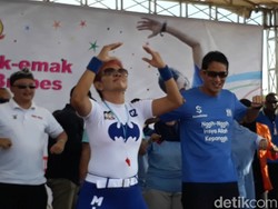 Gaya Sandiaga Senam Bareng Emak-emak di Brebes