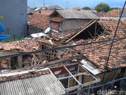 Dua Rumah di Lemahwungkuk Cirebon Ambruk Diterjang Hujan Lebat