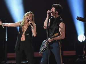 Miley Cyrus Tampil, Duet Bareng Shawn Mendes Nyanyikan In My Blood