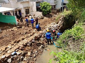 Pasca Tanggul Jebol, Lumpur di Pasirjati Mulai Dibersihkan Pasca Tanggul Jebol, Lumpur di Pasirjati Mulai Dibersihkan