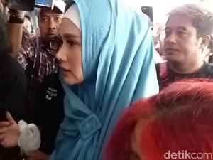 Tunggu Antrean Jenguk Ahmad Dhani, Mulan Ngadem di Mobil Tunggu Antrean Jenguk Ahmad Dhani, Mulan Ngadem di Mobil