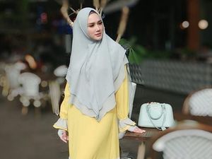 Gaya Syari Serba Biru Mulan Jameela Saat Jenguk Ahmad Dhani di Rutan