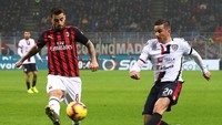 Gol pertama Milan muncul di menit ke-13, berawal dari tembakan Suso yang berhasil ditepis Alessio Cragno, namun bola pantulan itu mengenai Ceppitelli dan masuk ke gawang Cagliari.