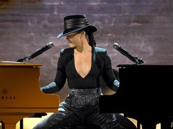 Medley Lagu-lagu Hits, Alicia Keys Mainkan Dua Piano Sekaligus