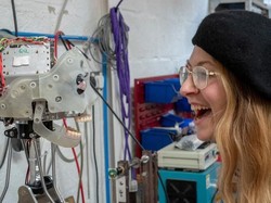 Kenalan dengan Ai-Da, Robot Seniman Seperti Pablo Picasso