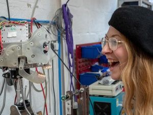 Kenalan dengan Ai-Da, Robot Seniman Seperti Pablo Picasso Kenalan dengan Ai-Da, Robot Seniman Seperti Pablo Picasso